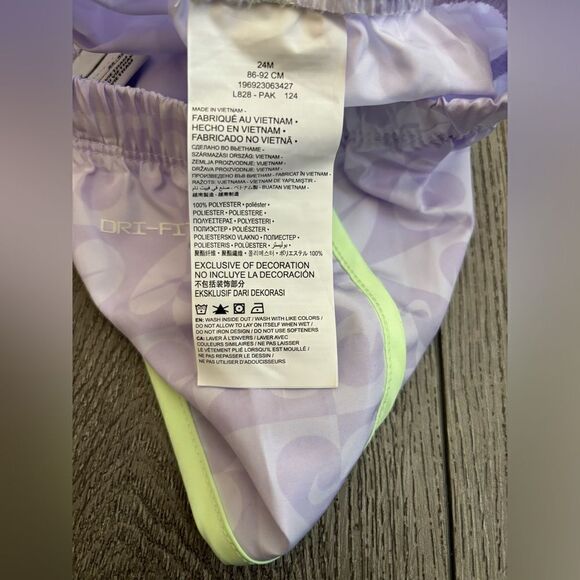 Nike girls 2 pc set with graphic shirt very beautiful colors - Picture 3 of 4